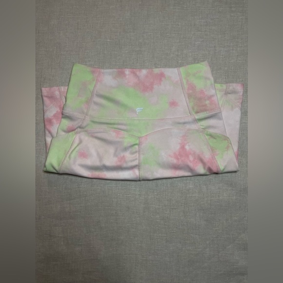 Fabletics Oasis High-Waisted Pocket Short 7” Tie Dye / Marble Biker Shorts - Picture 3 of 4